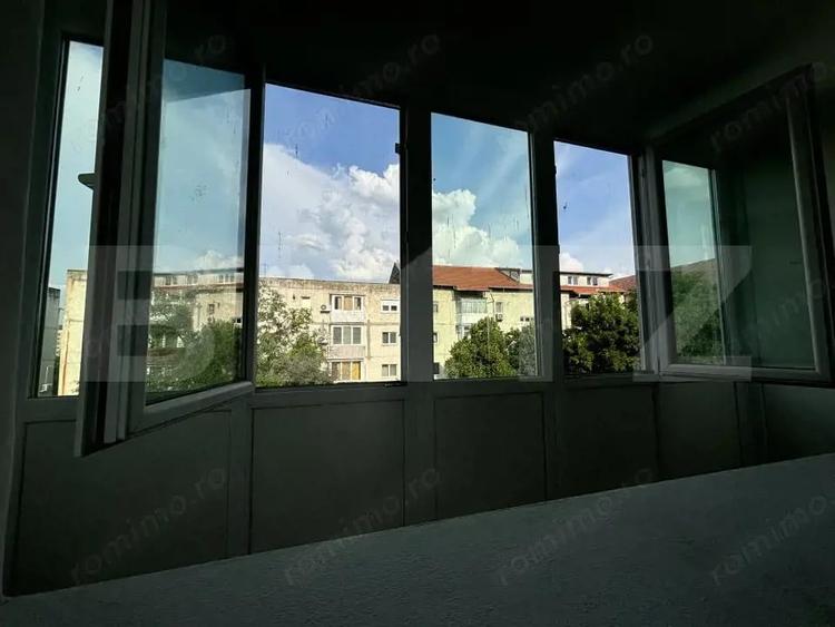 Apartament cu 4 camere decomandat în Girocului