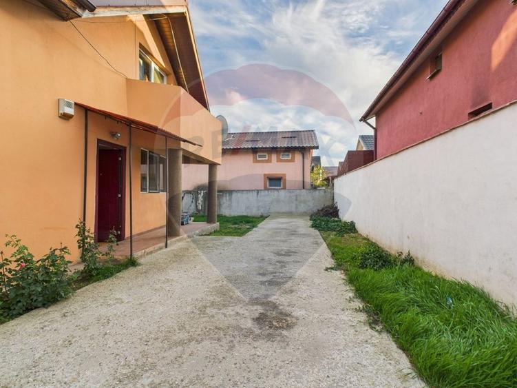 Casă individuală cu 6 camere cu Teren 252 Mp în Est