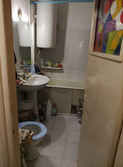 Apartament cu 3 camere semidecomandat în Policlinica