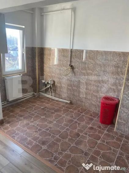 Apartament cu 3 camere semidecomandat în Central