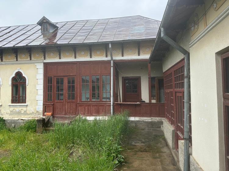 Casă individuală cu 8 camere cu Canalizare în Domnești