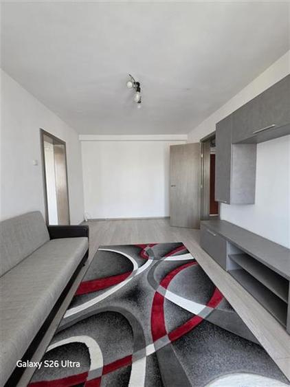 Apartament cu 2 camere semidecomandat în 13 Decembrie