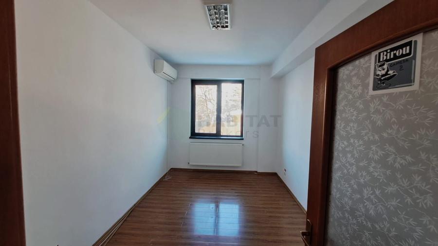 Apartament cu 3 camere semidecomandat în Jiului