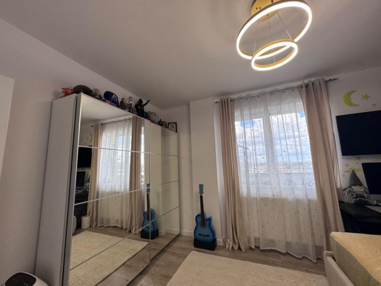 Apartament cu 3 camere semidecomandat în Dâmbul Rotund
