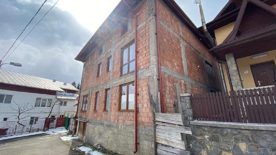 Casă individuală cu 9 camere cu Teren 400 Mp în Nord