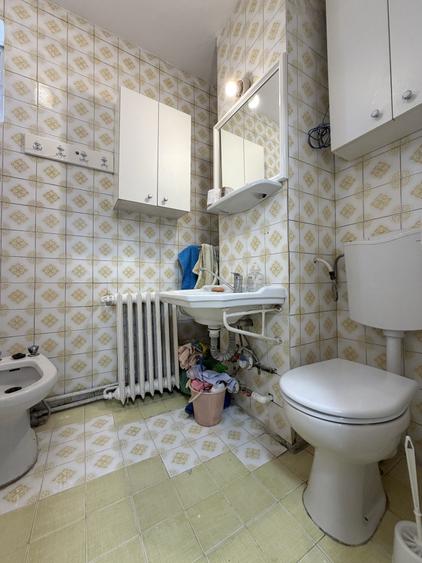 Apartament cu 3 camere semidecomandat în Punctele Cardinale