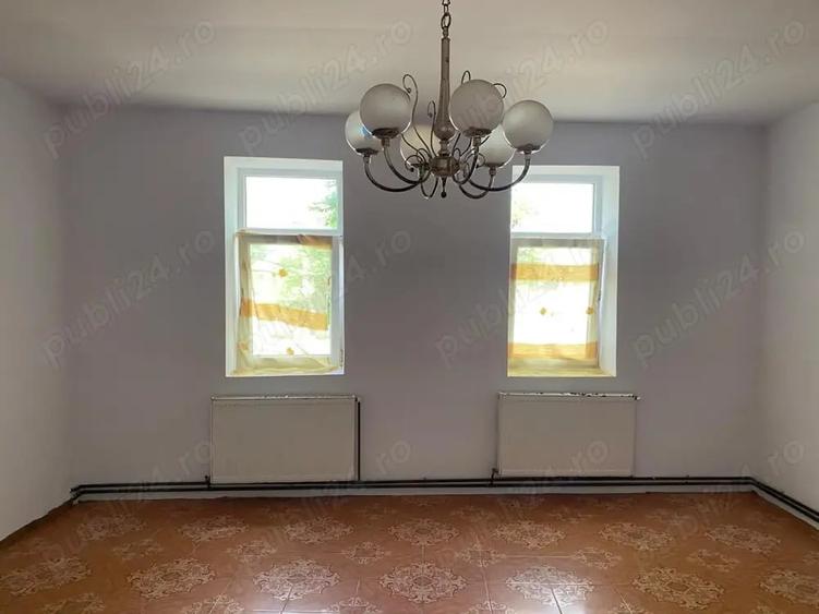 Casă cu 4 camere cu Teren 2877 Mp în Dolaț