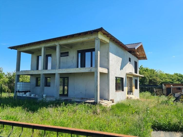 Casă cu 4 camere în Balotești