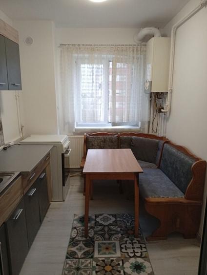 Apartament cu 2 camere semidecomandat în Craiovița Nouă