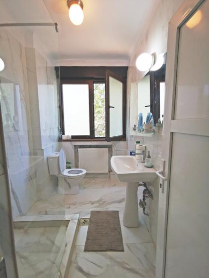 Apartament cu 4 camere semidecomandat în P-ța Rosetti