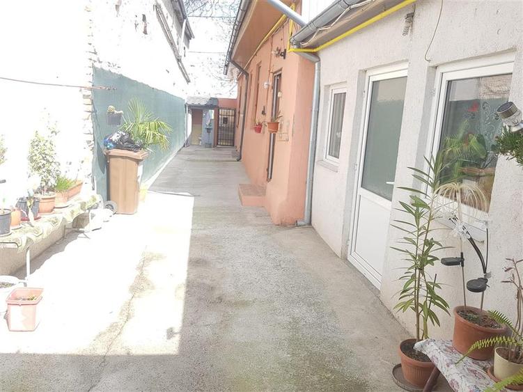 Casă individuală cu 5 camere cu Teren 263 Mp în Central