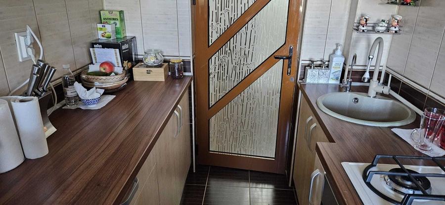 Apartament cu 3 camere decomandat în Podu Roș