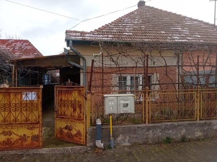 Casă individuală cu 3 camere cu Canalizare în Unirii