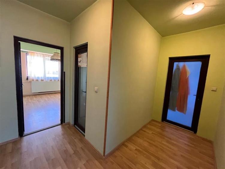 Casă individuală cu 9 camere cu Canalizare în Central
