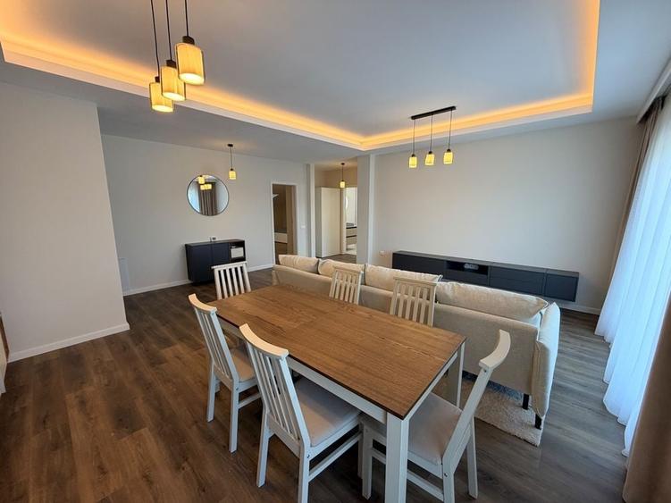 Apartament cu 3 camere decomandat în Exterior Vest