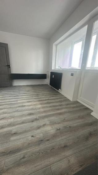 Apartament cu 3 camere decomandat în Exterior Vest