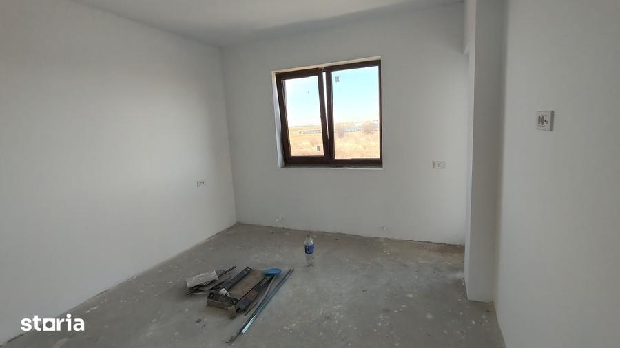 Casă cu 5 camere cu Teren 492 Mp în Glina