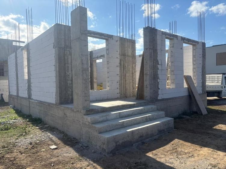 Casă individuală cu 2 camere cu Teren 250 Mp în Central