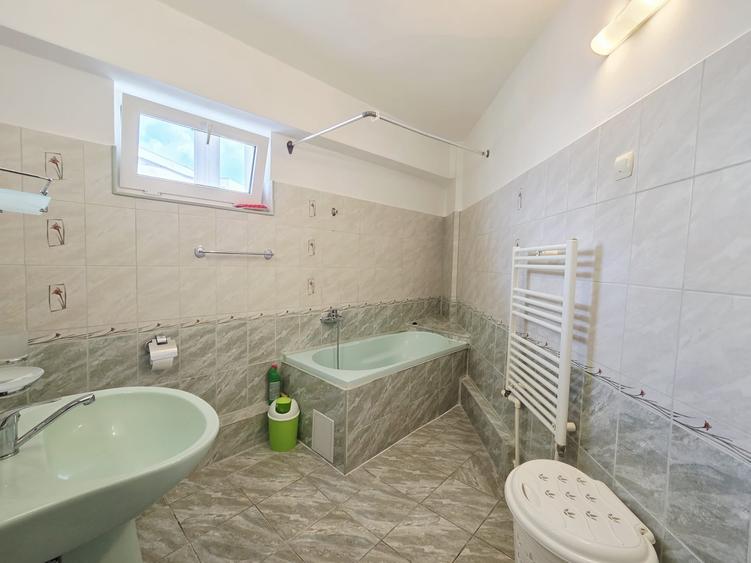 Apartament cu 3 camere decomandat, mobilat în Piața Centrală