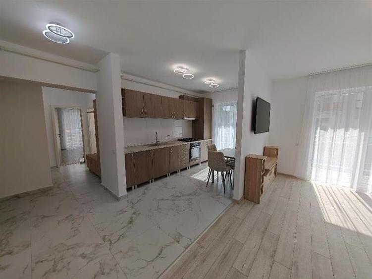 Apartament cu 3 camere decomandat, mobilat în Periferie