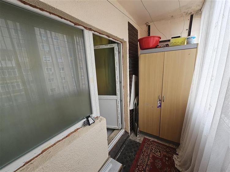 Apartament cu 3 camere decomandat, mobilat în Micro IV