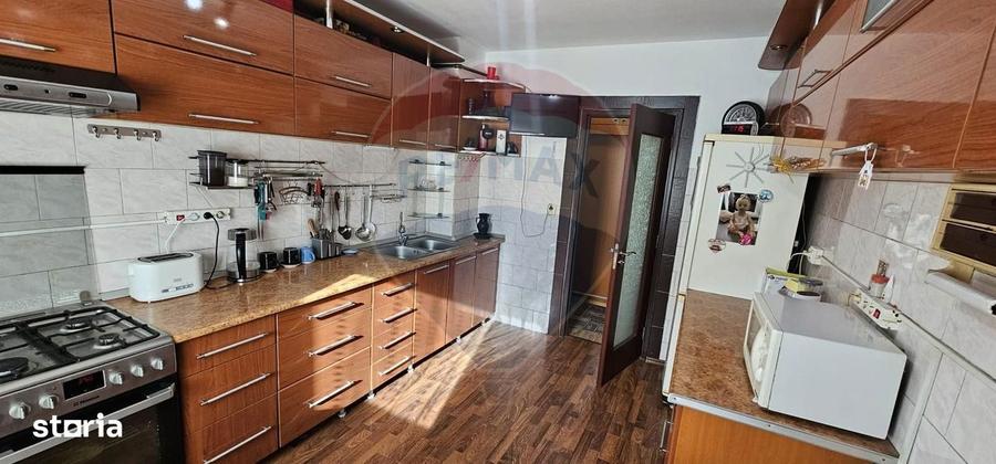 Apartament cu 4 camere decomandat în Coman
