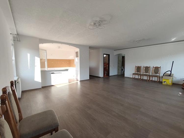 Apartament cu 4 camere decomandat în Florești