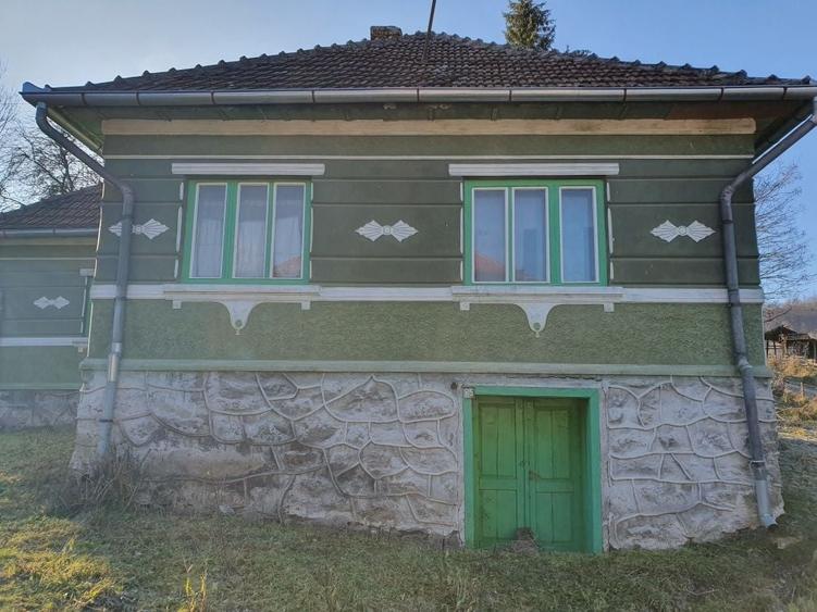 Casă cu 3 camere decomandat în Hărțăgani