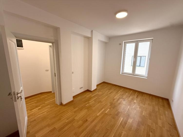Apartament cu 4 camere decomandat în Sisești