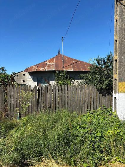 Casă cu 3 camere cu Teren 4000 Mp în Central