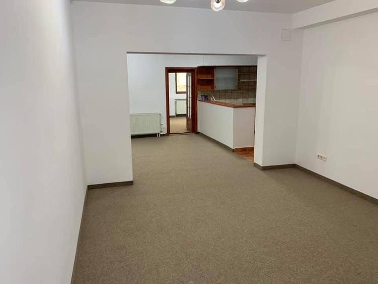 Apartament cu 3 camere semidecomandat în Foișorul de Foc