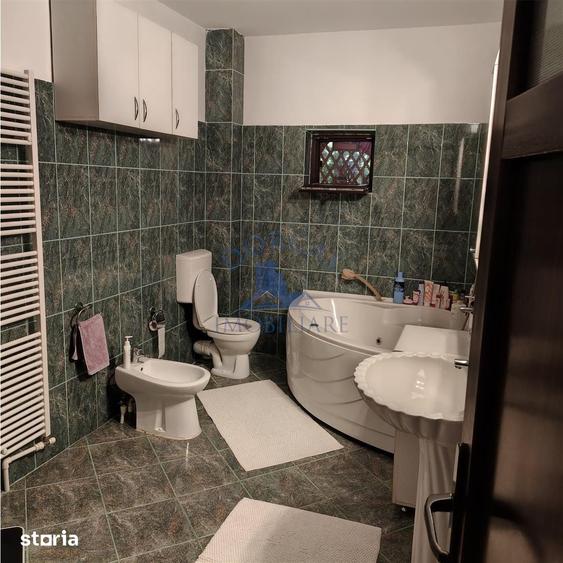 Casă cu 9 camere cu Teren 741 Mp în Central