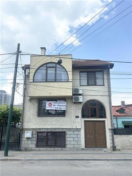 Casă individuală cu 8 camere cu Canalizare în Casa de Cultură