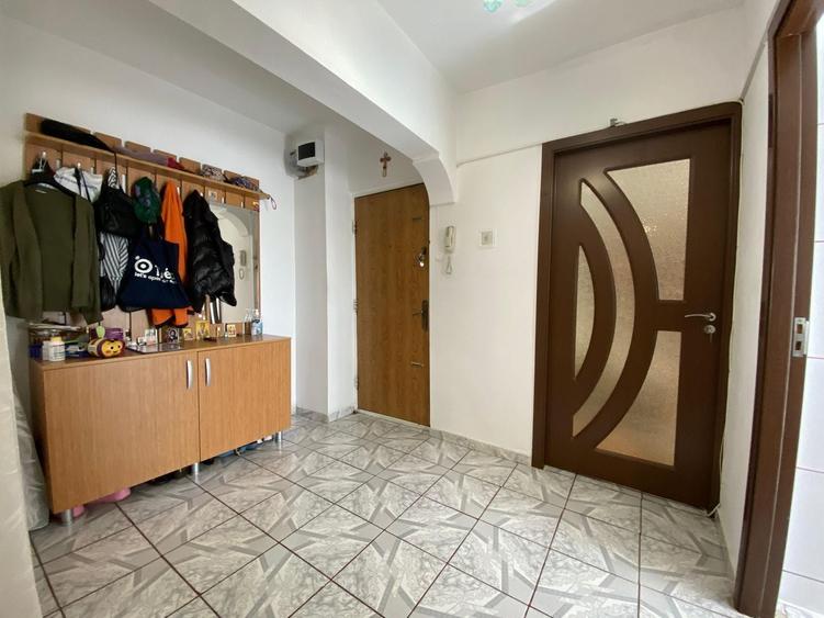 Apartament cu 3 camere decomandat, mobilat în Lacul Tei