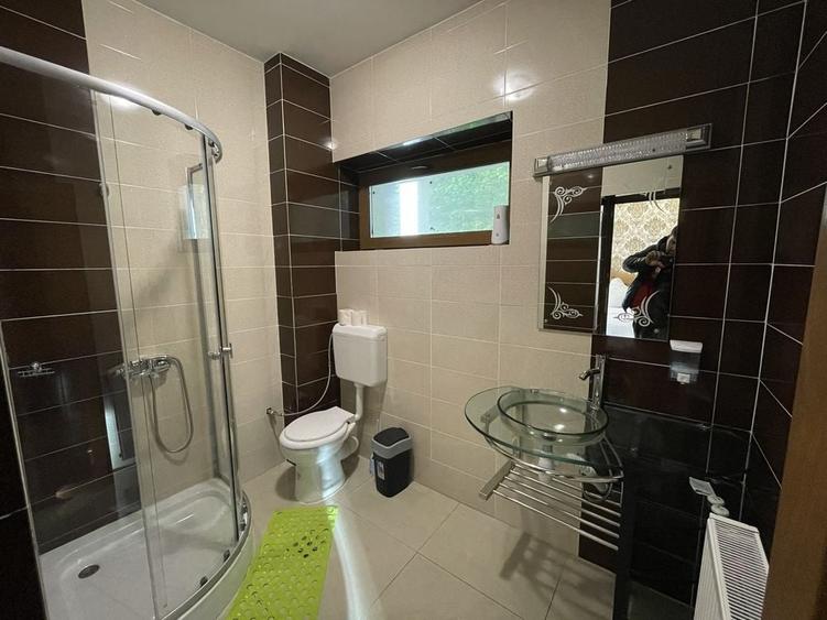 Casă cu 8 camere cu Teren 220 Mp în Central