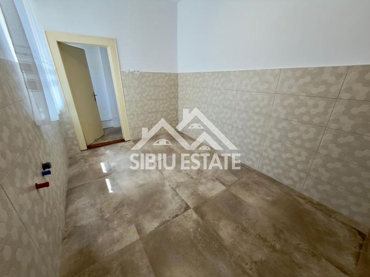 Duplex cu 12 camere cu Canalizare în Central