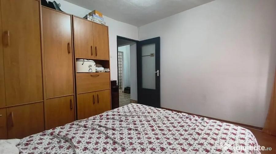 Apartament cu 3 camere decomandat în Piața Centrală