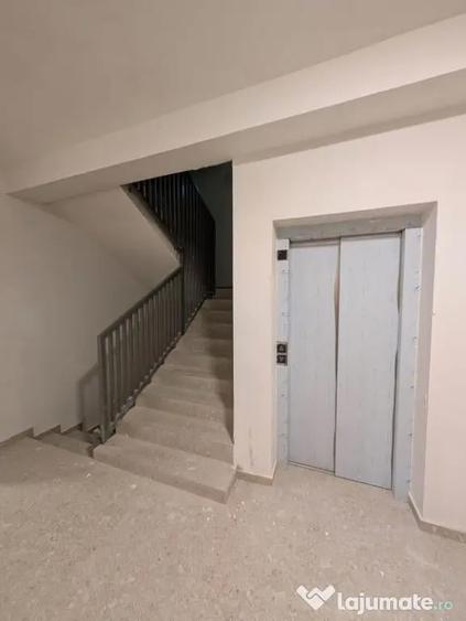 Apartament cu 4 camere semidecomandat în Florești