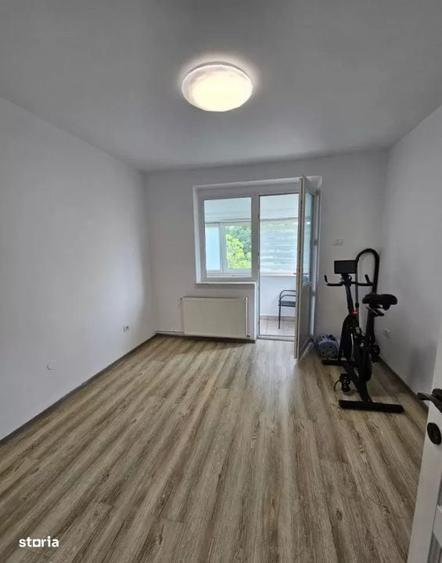 Apartament cu 3 camere decomandat în Est