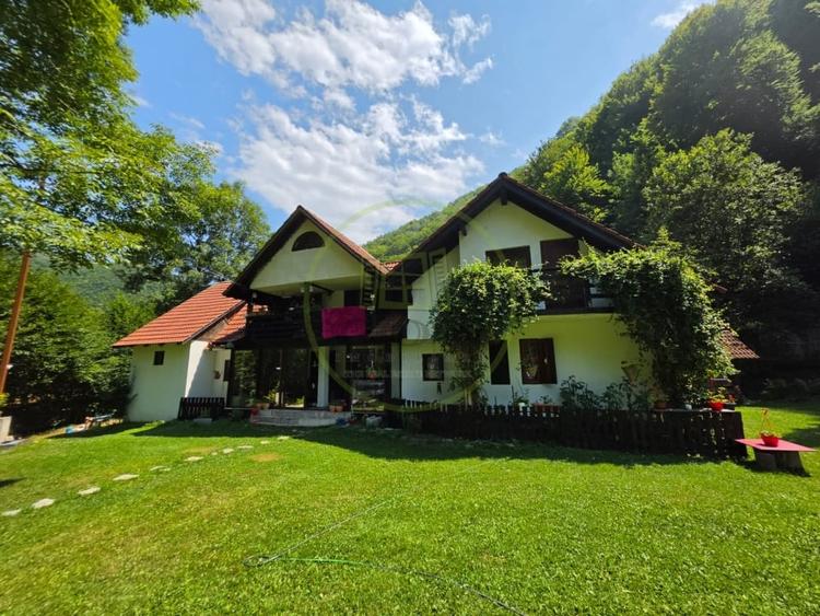 Casă individuală cu 7 camere cu Teren 4557 Mp în Exterior Est