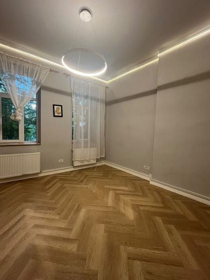 Apartament cu 5 camere decomandat în Peninsula