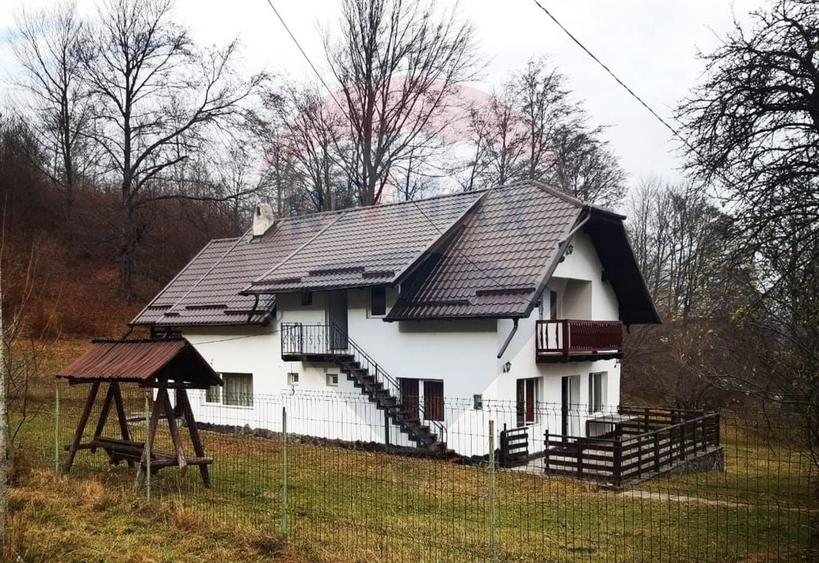 Casă individuală cu 7 camere cu Teren 3580 Mp în Tohănița
