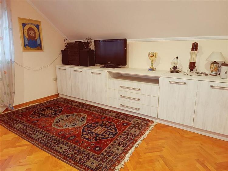 Casă individuală cu 5 camere cu Canalizare în Hurez