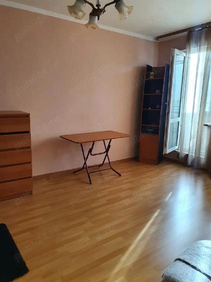Garsonieră decomandată în Titan