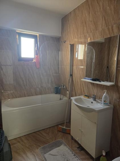 Apartament cu 3 camere decomandat în Exterior Vest