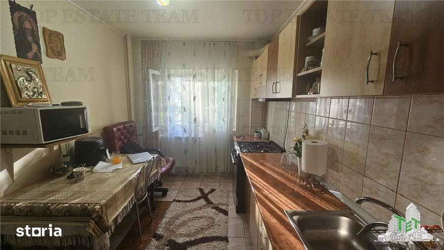 Apartament cu 4 camere semidecomandat în Crângași