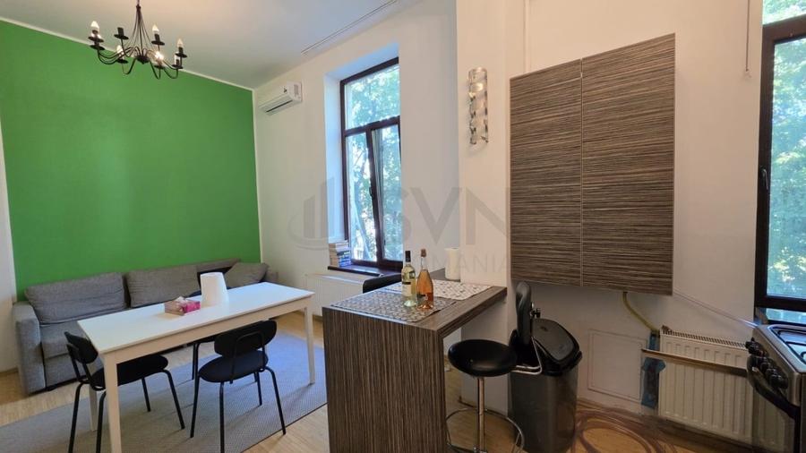 Apartament cu 3 camere semidecomandat, mobilat în Calea Victoriei