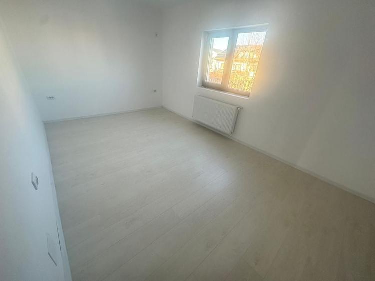 Duplex cu 4 camere cu Canalizare în Central