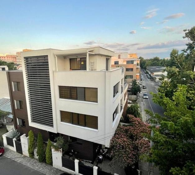 Apartament cu 3 camere decomandat, mobilat în Barbu Văcărescu