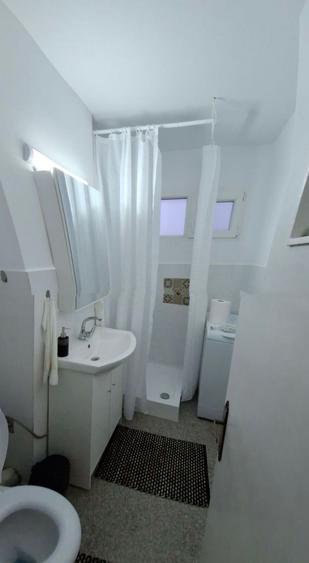 Apartament cu 2 camere semidecomandat, mobilat în Podul de Piatră